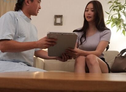 Bác sĩ tư vấn cô gái về phương pháp làm cô lên bầu