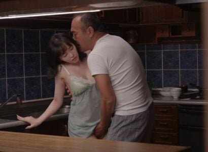 Bố chồng độc thân đối diện con dâu đói tình vì chồng bận rộn