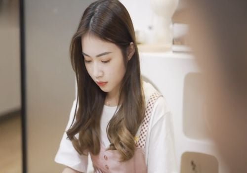 Con đẹp của bà vợ bị ông đàn ông trẻ ép buộc quan hệ tình dục