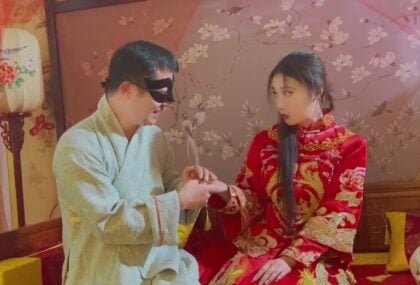 Công tử bột dẫn cô nàng tiểu thư về động phòng sau quen biết