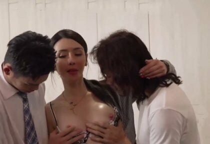 Hai anh em địt nhau với bà mẹ già vú to hồi xuân