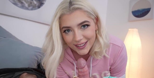 Chị xinh bên nhà may mắn được địt