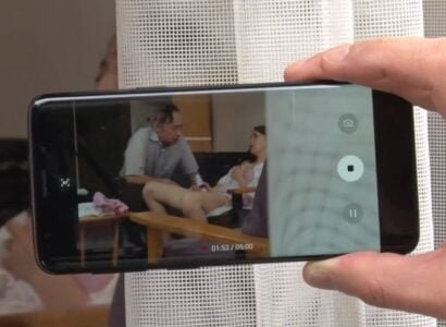 Nàng dâu thân mật với bố chồng bị gã quản lý khu phố bắt gặp