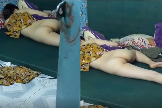 Lén nhìn em gái ngủ không đội quần chíp