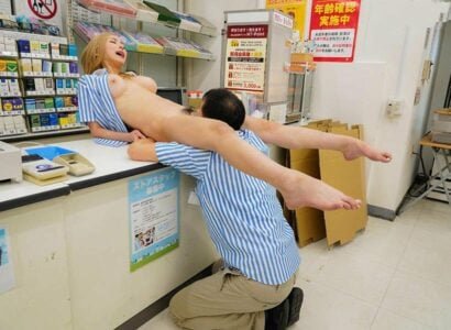 Tố. chích cô bé show hàng của ông chủ cửa hàng dễ thương